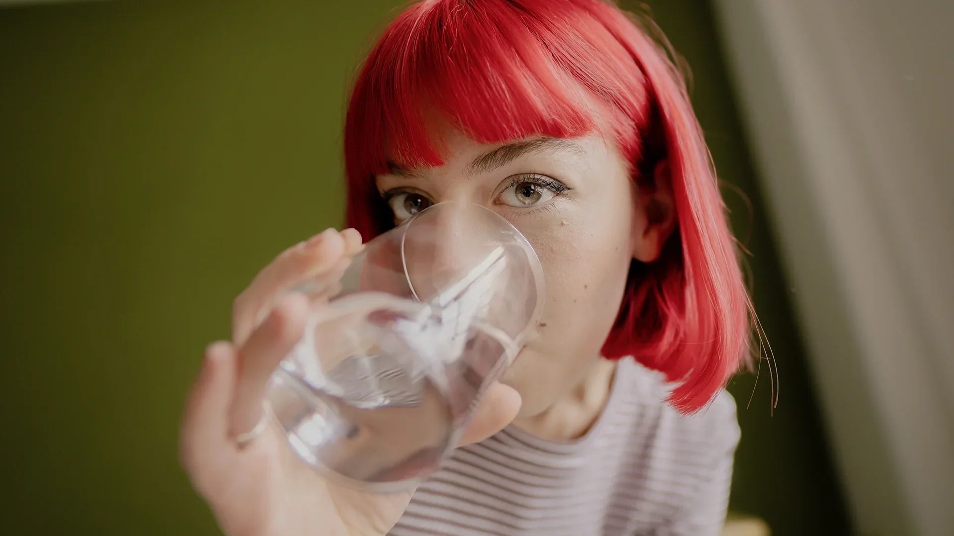 How long does bottled water last — and why the bottle decides