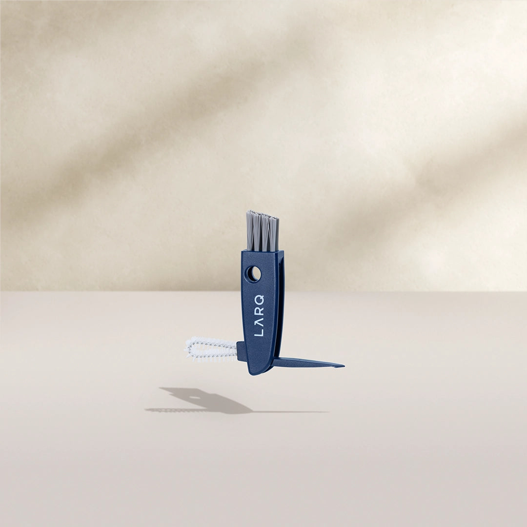 Brosse de nettoyage BRITA LARQ sur fond beige
