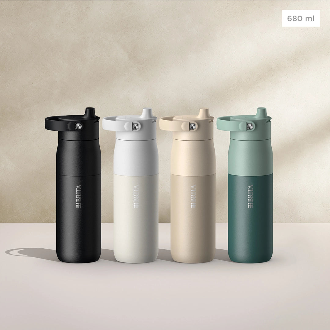 BRITA LARQ Essential Des bouteilles noires, blanches, beiges et vertes, d'une contenance de 680 ml, sur un fond beige.