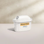 Une BRITA BRITA MAXTRA PRO EXPERT ANTI-TARTRE cartouche filtrante sur un fond beige