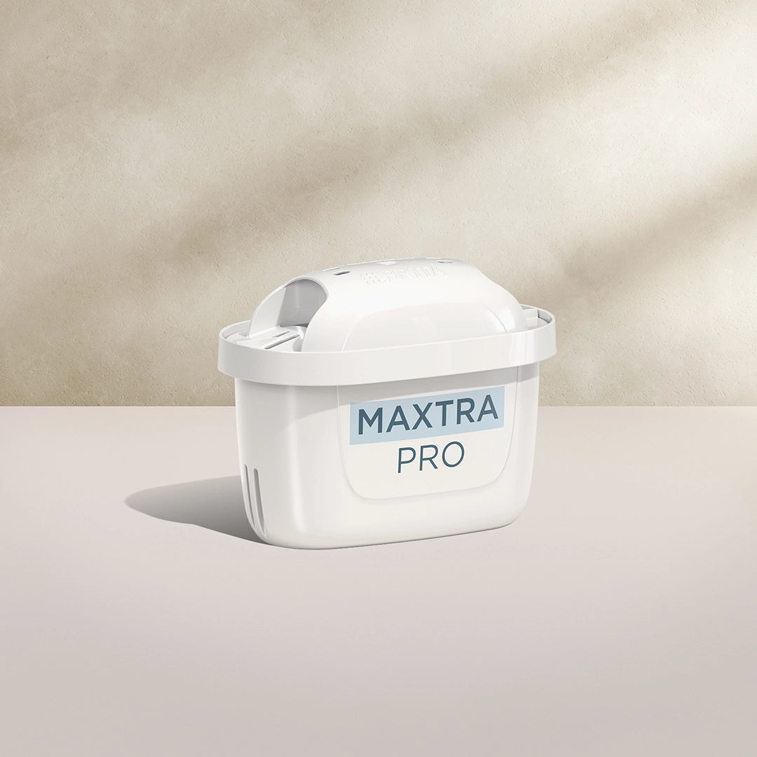 Une BRITA MAXTRA PRO PURE PERFORMANCE cartouche filtrante sur un fond beige