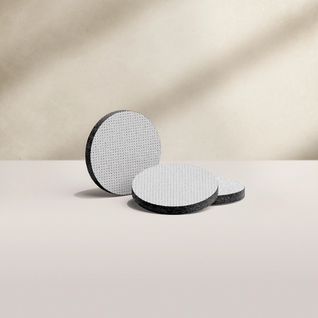 La BRITA MicroDisc sur un fond beige
