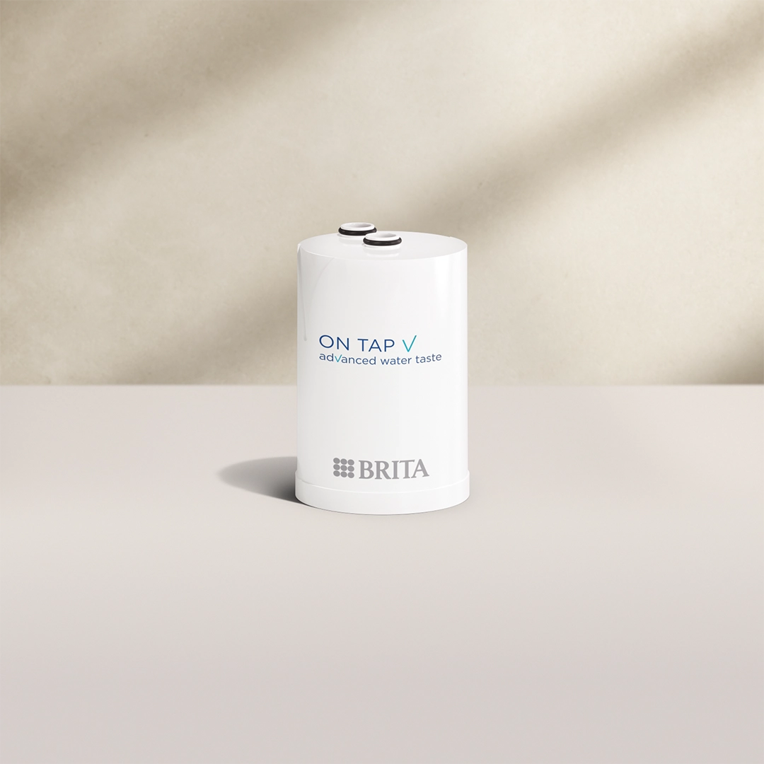 BRITA ON TAP V cartouche filtrante sur fond beige