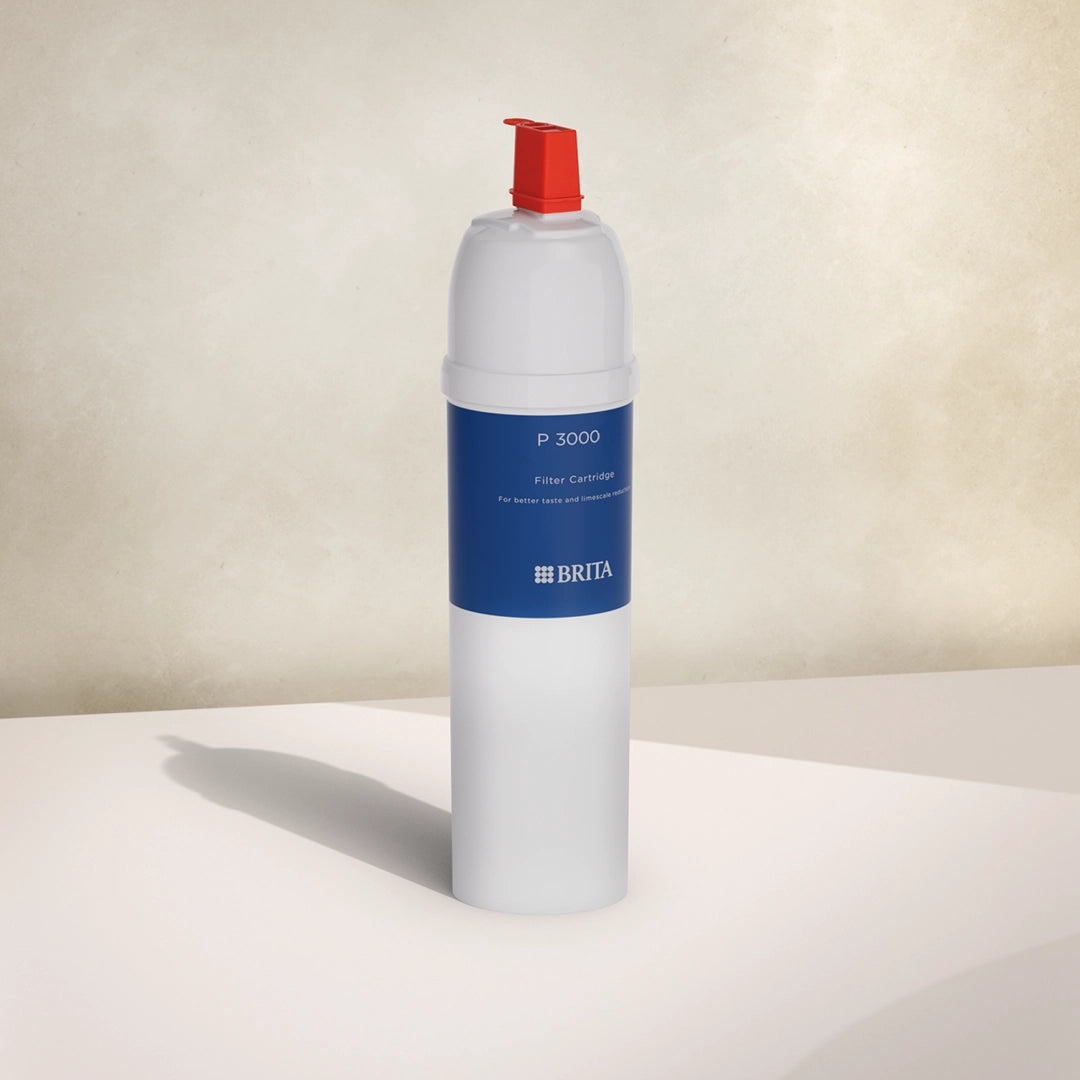 BRITA P 3000 eau filtre sur un fond beige