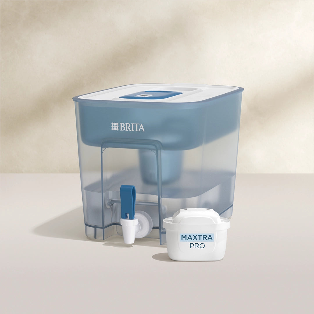 Une station de filtration d'eau BRITA Flow équipée d'une cartouche filtrante MAXTRA PRO PURE PERFORMANCE