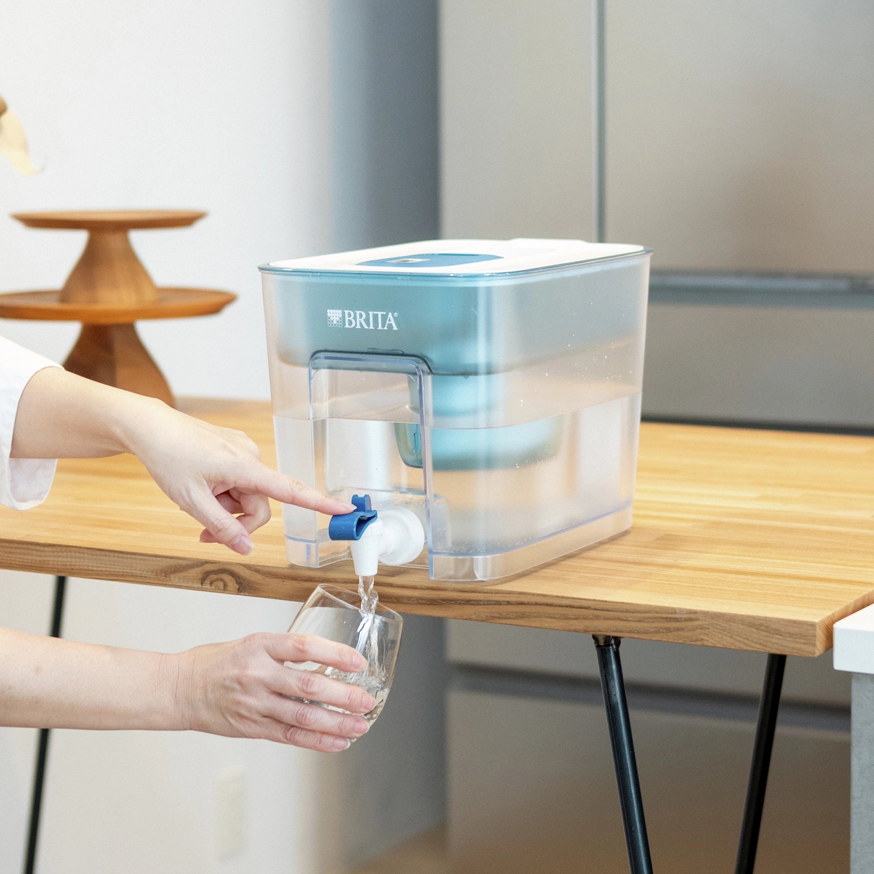 On utilise un BRITA Flow équipé d'une cartouche MAXTRA PRO PURE PERFORMANCE pour remplir un verre d'eau