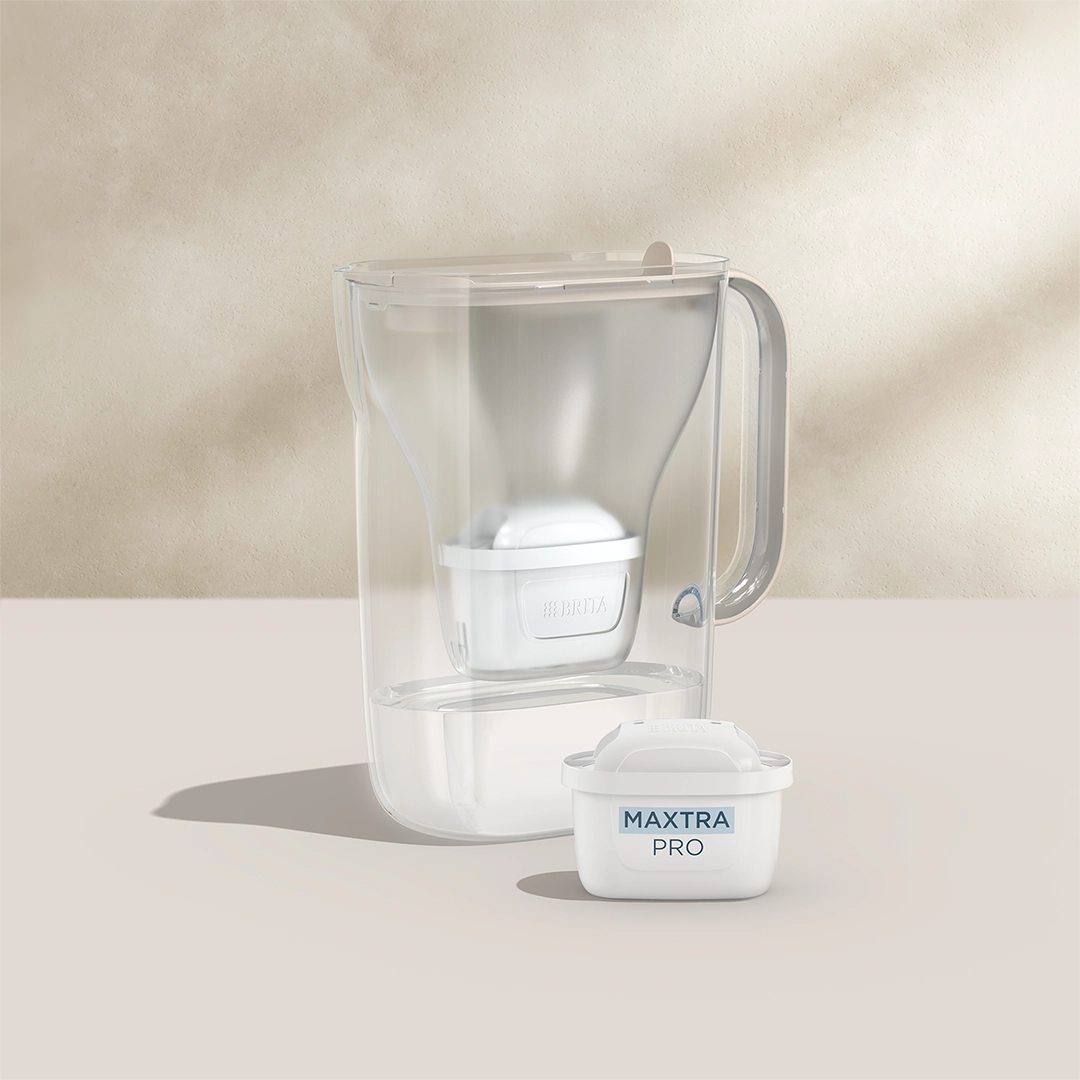 BRITA Style Essential couleur sable avec une cartouche filtrante MAXTRA PRO sur fond beige.