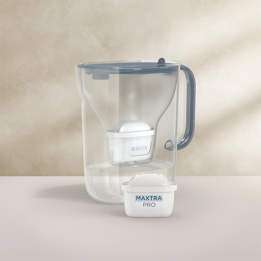 BRITA Style Essential XL en bleu sur fond beige.
