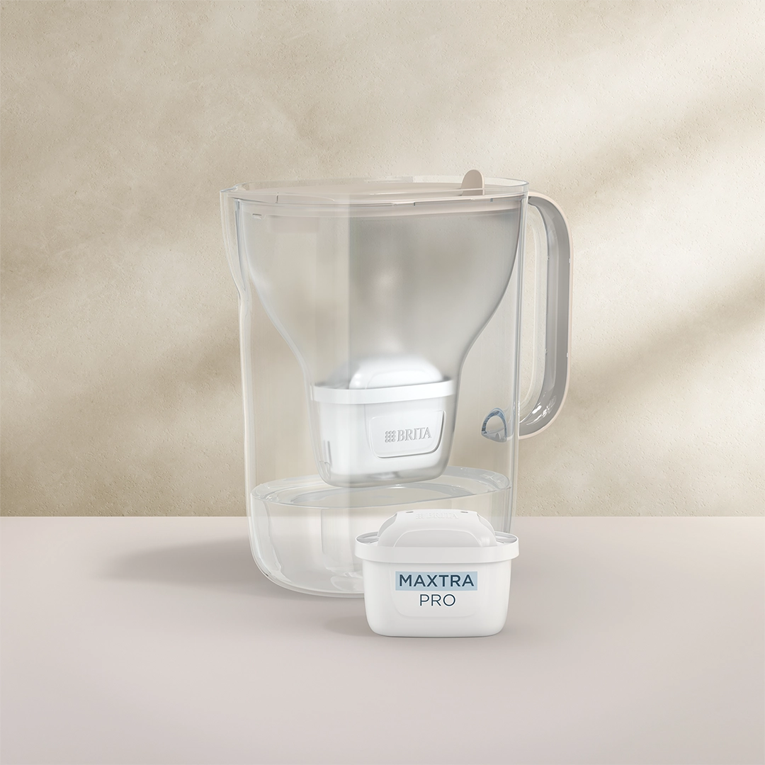 BRITA Style Essential XL, couleur sable sur fond beige.