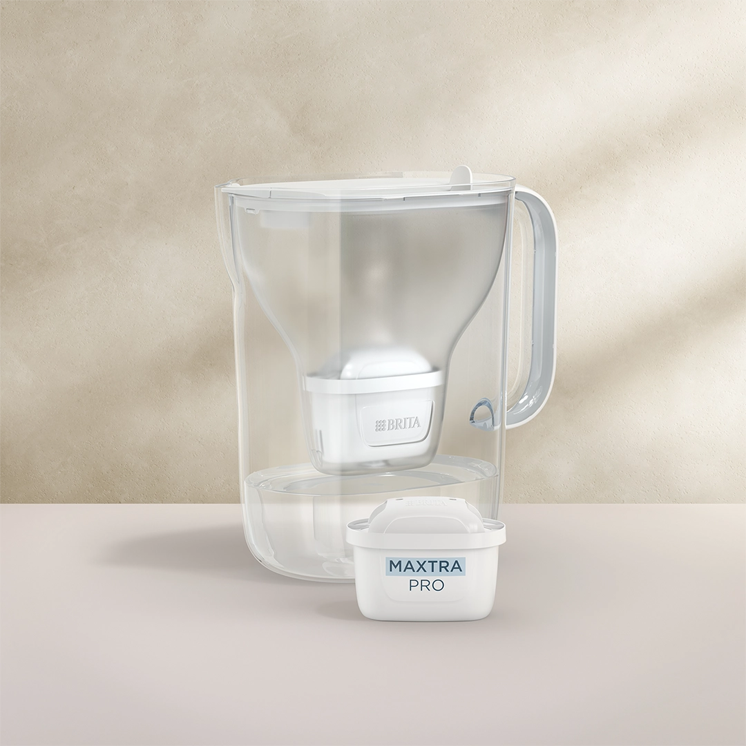 BRITA Style Essential XL en blanc sur fond beige.
