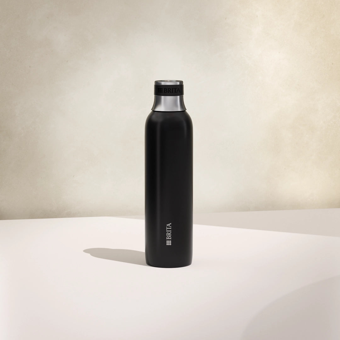 Un petit BRITA noir sodaTRIO Bouteille en acier inoxydable