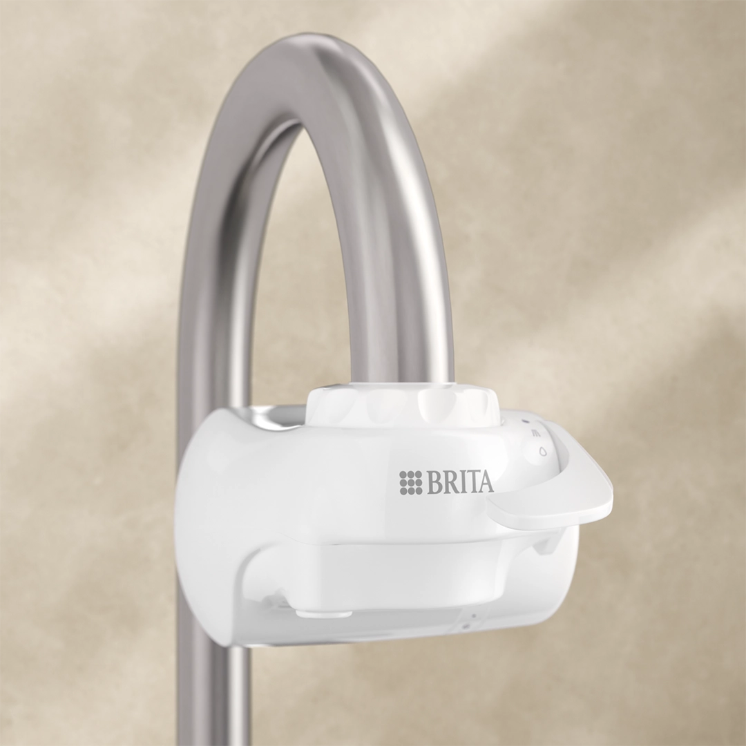 BRITA ON TAP sur un fond beige